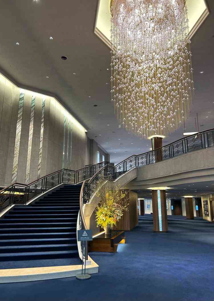 ロビーの階段はHPやSNSで調べておりましたが、実際に見てみるととても迫力がありました。