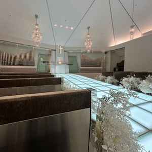 バージンロードが傾斜になっている為、後ろ側のゲスト席でもよく見えそうです。