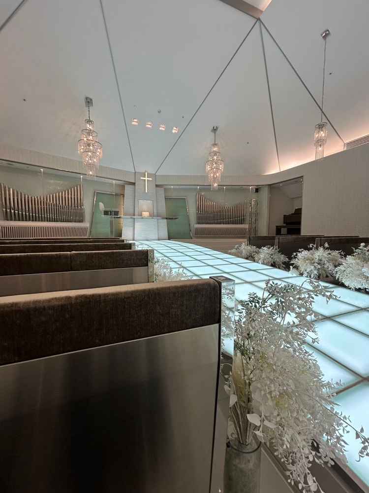 バージンロードが傾斜になっている為、後ろ側のゲスト席でもよく見えそうです。