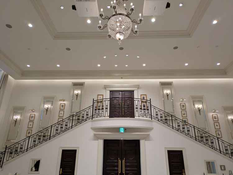 披露宴会場の階段。センターから入場でき、特別感がある。