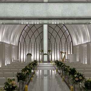 チャペルの扉が開いた瞬間、白く輝く空間が広がり、とても神聖な気持ちになりました。