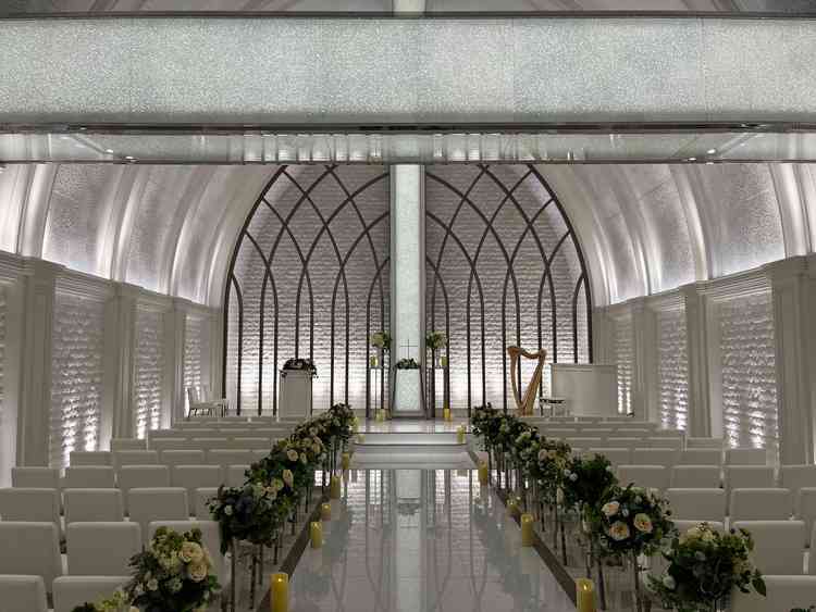 チャペルの扉が開いた瞬間、白く輝く空間が広がり、とても神聖な気持ちになりました。