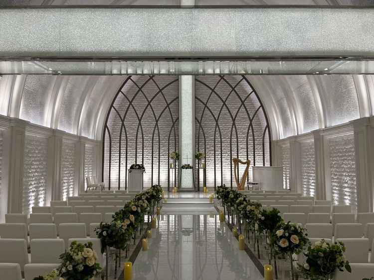 チャペルの扉が開いた瞬間、白く輝く空間が広がり、とても神聖な気持ちになりました。