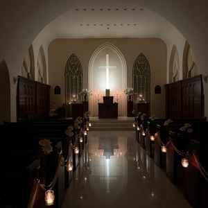 チャペルは生花の香りとキャンドルの優しさがあります。こちらはライティングを暗くした演出時です。