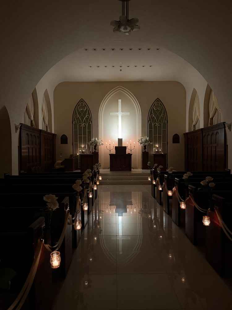 チャペルは生花の香りとキャンドルの優しさがあります。こちらはライティングを暗くした演出時です。