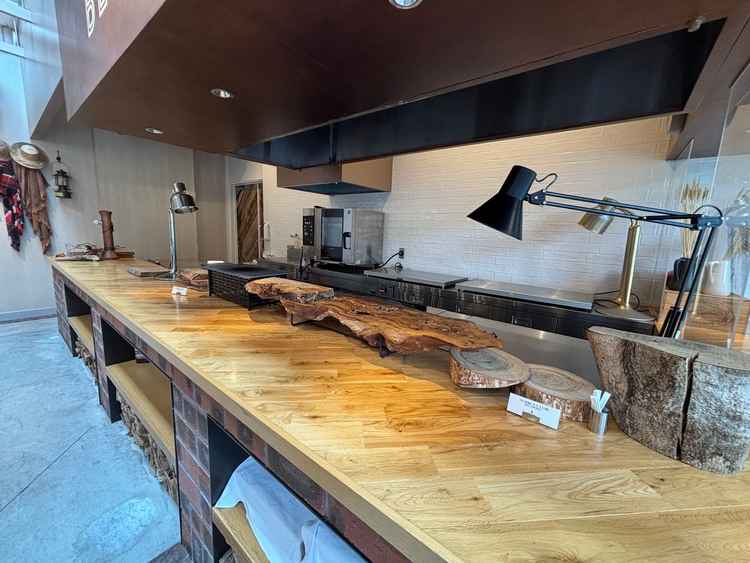 オープンキッチン。ここで肉料理をシェフが料理してくれるとのこと。