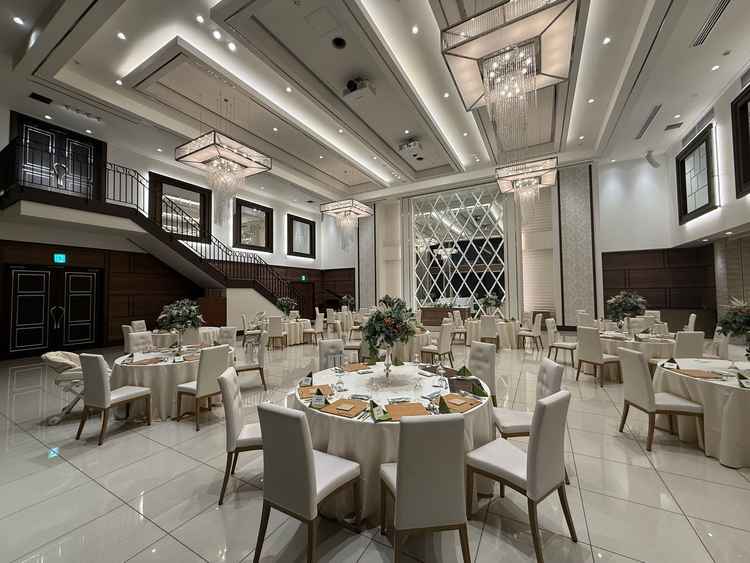 披露宴会場は印象としては縦に広い印象でした。綺麗ではあるものの自由に何かを置くスペースなど少ない。