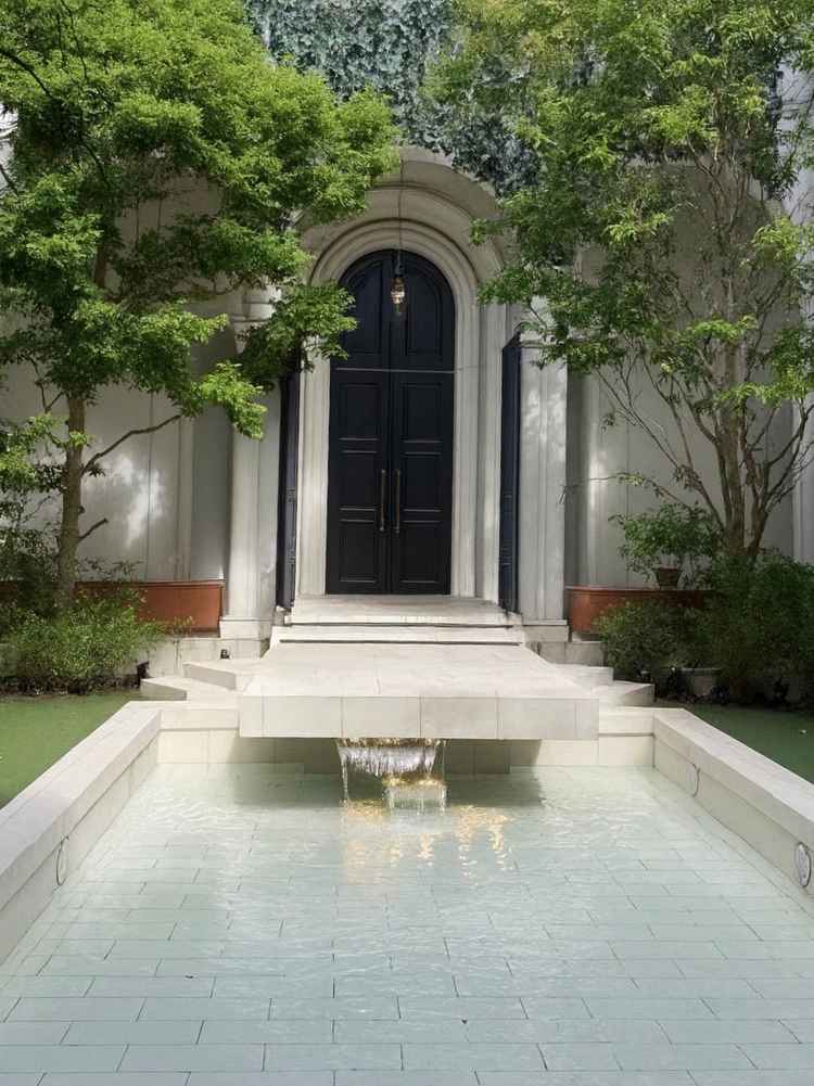 ビクトリアハウスの中庭の写真です。