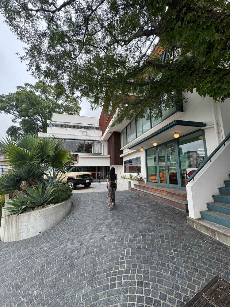 エントランスは小学生の時に学年一のお金持ちの友達の家に初訪問した時のことを思い出しました。