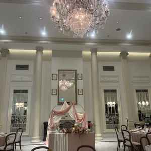 披露宴会場の写真。誕生が高く広々している。全体的に白く、どのカラーにも馴染みやすい。