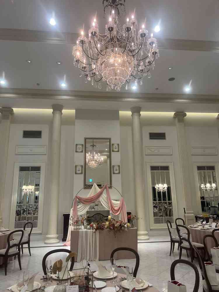 披露宴会場の写真。誕生が高く広々している。全体的に白く、どのカラーにも馴染みやすい。