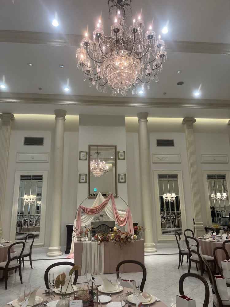 披露宴会場の写真。誕生が高く広々している。全体的に白く、どのカラーにも馴染みやすい。