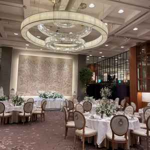 披露宴会場です。天井が高く鏡もある為より広く感じ、ゴージャスな印象でした。