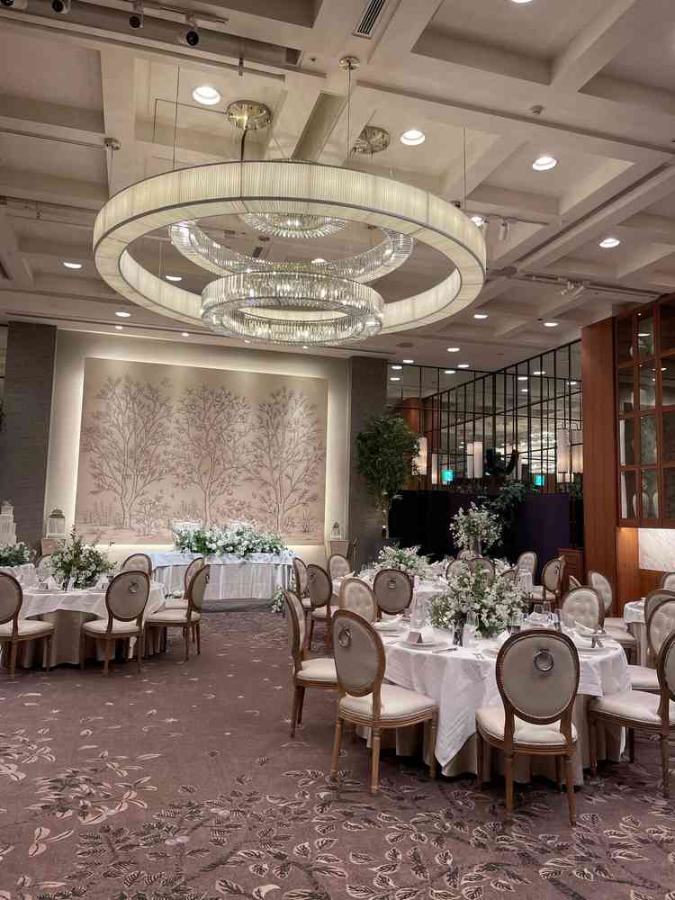 披露宴会場です。天井が高く鏡もある為より広く感じ、ゴージャスな印象でした。