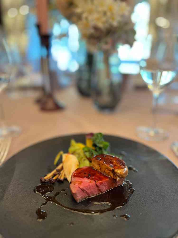 試食で出していただきました。ロッシーニ風のメインです。