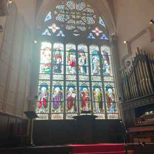 チャペル。天井がとても高く、ステンドグラスが美しかった。階段が高くなっているところがよかった。