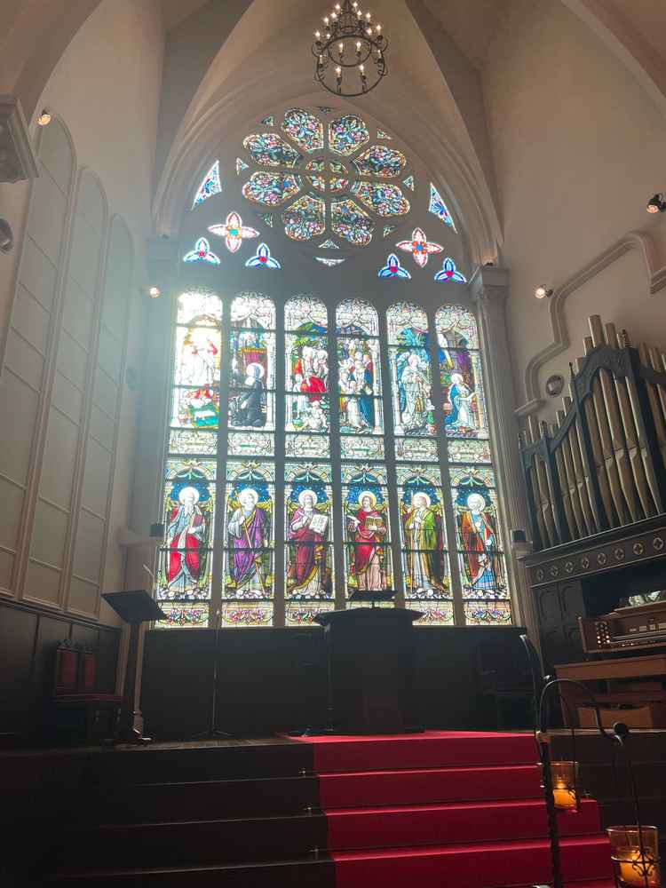 チャペル。天井がとても高く、ステンドグラスが美しかった。階段が高くなっているところがよかった。