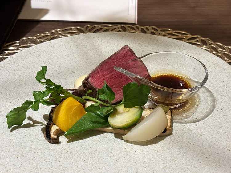 アルモニーソルーナ牛の試食。いちじくのソースがとてもおいしかったです。