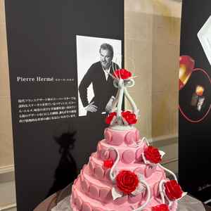 披露宴の演出で選べるピエール・エルメのケーキ。マカロンが飾られた華やかな見た目が印象的でした。