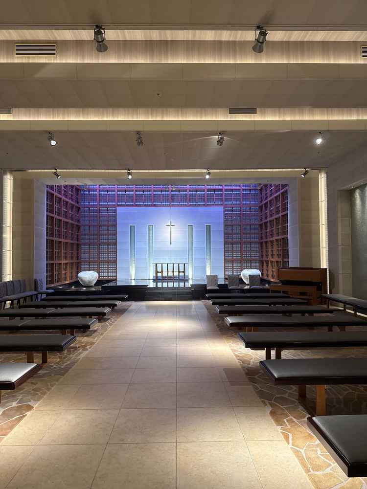 チャペルは見学に行った式場の中で1番広かったです。水の音がしており、心静まる神聖な雰囲気でした。