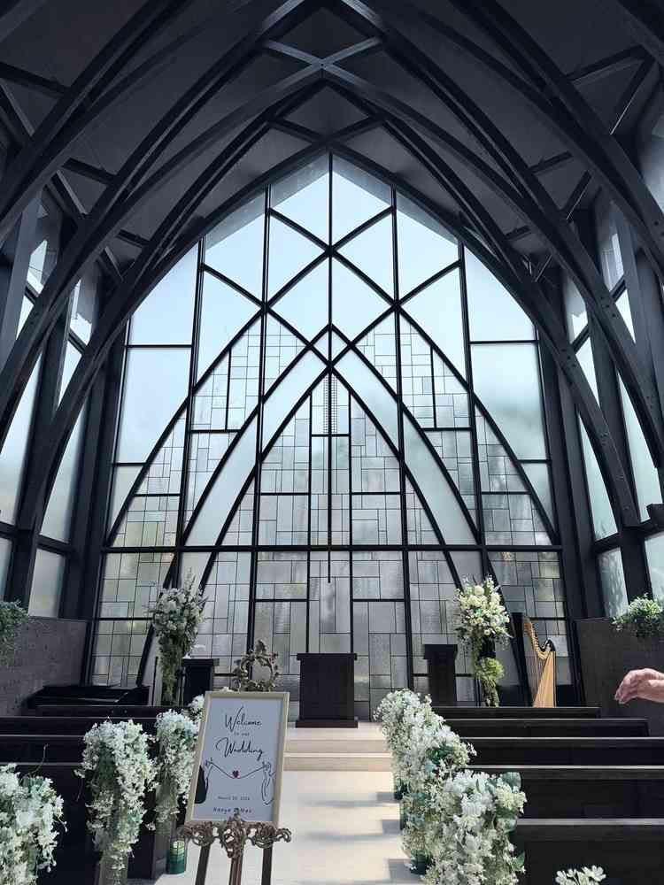 とても開放感があり、扉を開けた瞬間に自然光が差し込み、神秘的な雰囲気でした。