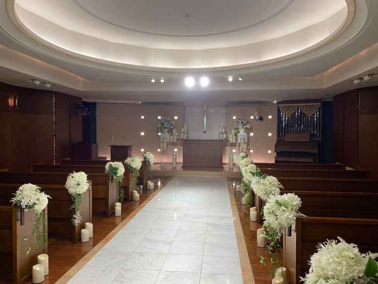 チャペルです。大理石の床や演出の為の照明、車いすの方のアクセシビリティなど配慮に気遣いがありました。