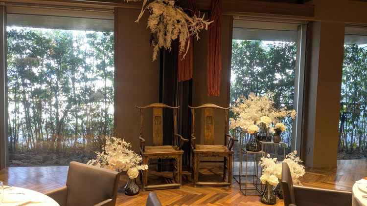 披露宴の新郎新婦の席。かわいい。映えそう