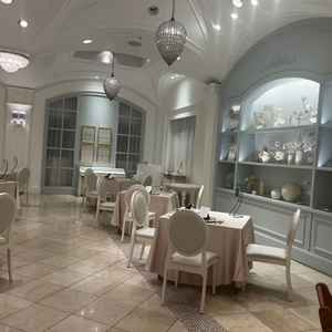 こちらも披露宴会場の写真です。青色の壁紙がかわいらしく、全体的にシンプルな会場だと感じました。