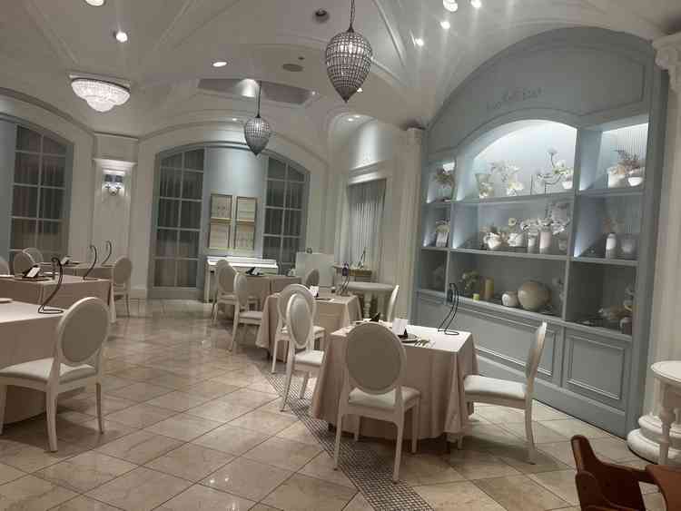 こちらも披露宴会場の写真です。青色の壁紙がかわいらしく、全体的にシンプルな会場だと感じました。