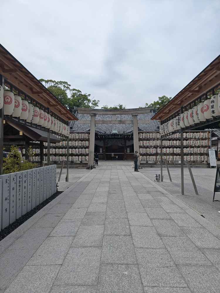 神社への道。