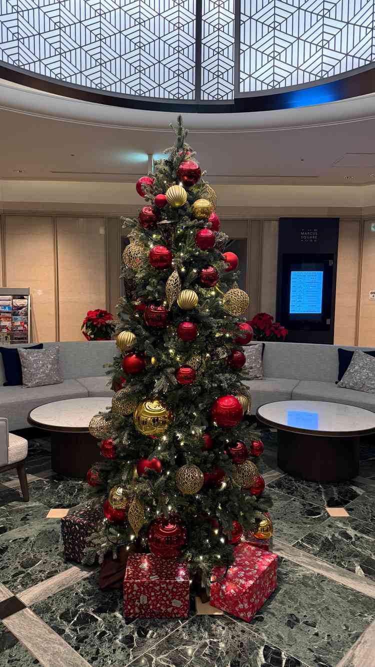 ホテルロビーにあったクリスマスツリー！