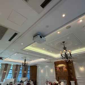 白を基調とした会場で50名程の人数にちょうど良さそうだった。