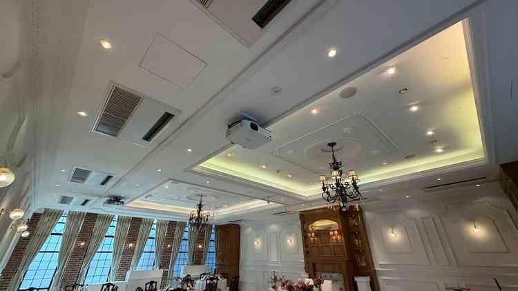 白を基調とした会場で50名程の人数にちょうど良さそうだった。