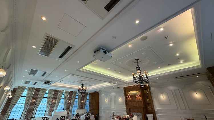 白を基調とした会場で50名程の人数にちょうど良さそうだった。