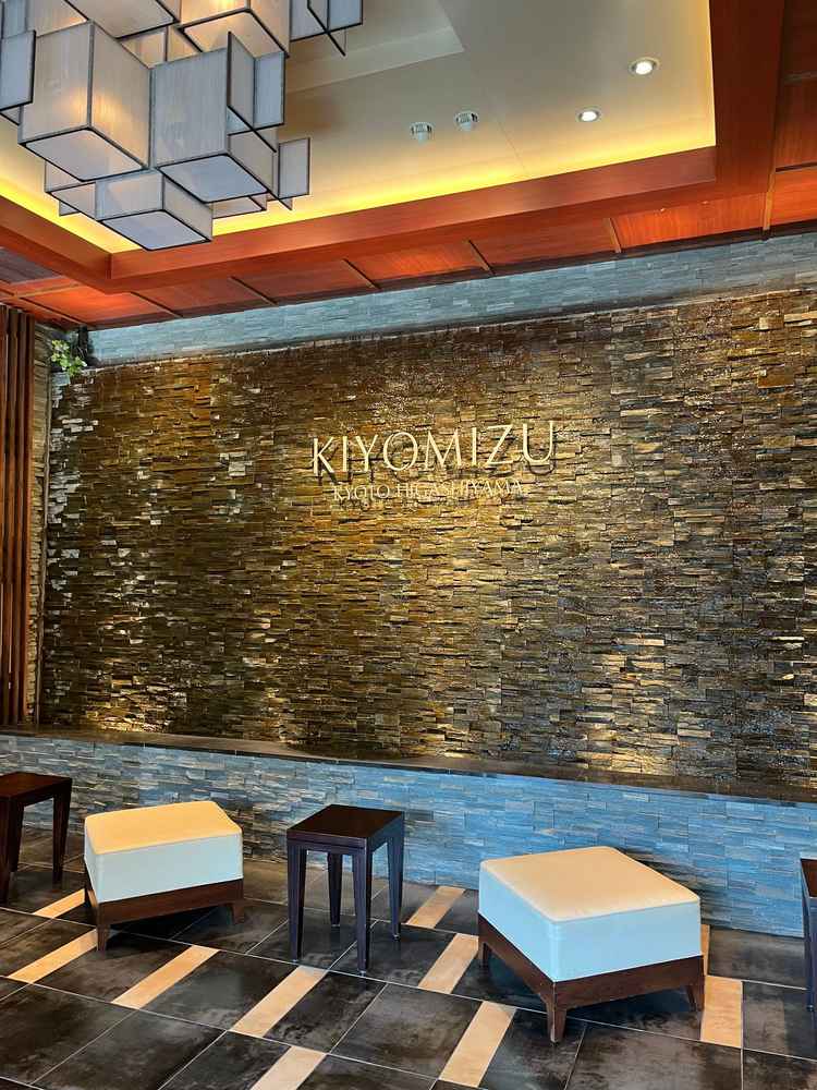 ロビーの写真。水が流れており、清らかな雰囲気だった。