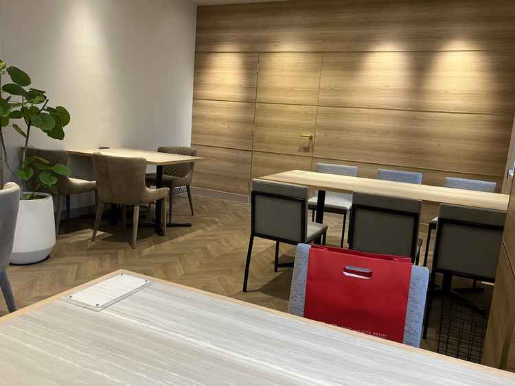 打ち合わせ等のバックスペース。テーブル数も多く表動作の完全に分かれていました。