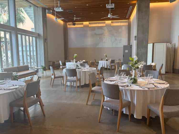 落ち着いた雰囲気の披露宴会場。窓から外の景色を楽しめます。