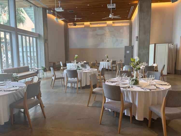 落ち着いた雰囲気の披露宴会場。窓から外の景色を楽しめます。