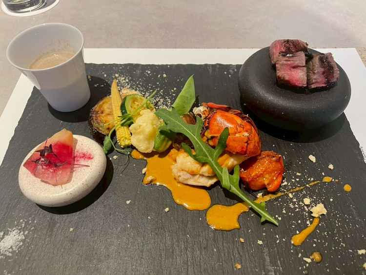 コースの料理をワンプレートで試食しました。野菜が新鮮で美味しかったです。