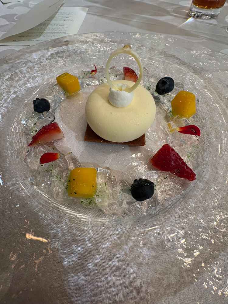 試食したデザートは見た目も華やかで、とても美味しかったです。リングをモチーフにしてるみたいです。