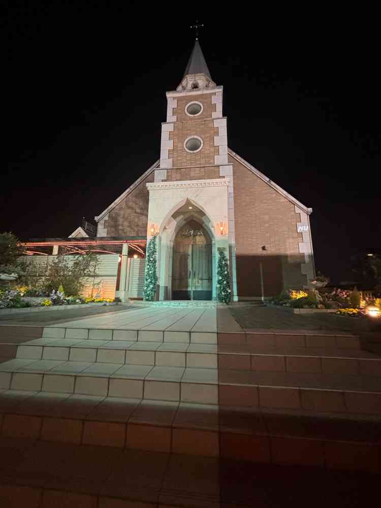 挙式会場。夜の見学だったが、綺麗な雰囲気でよかった。周りのガーデンスペースの雰囲気も可愛く好み。