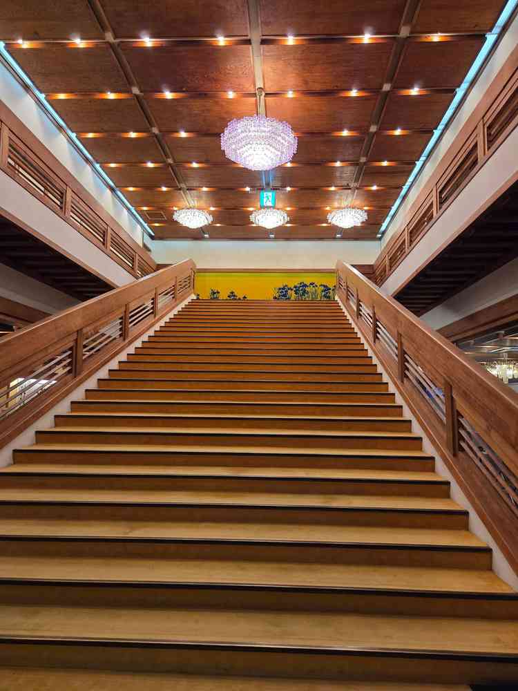 エントランスにある大階段。こちらで前撮りをすることもできますし天井の照明が豪華な仕様になっています。