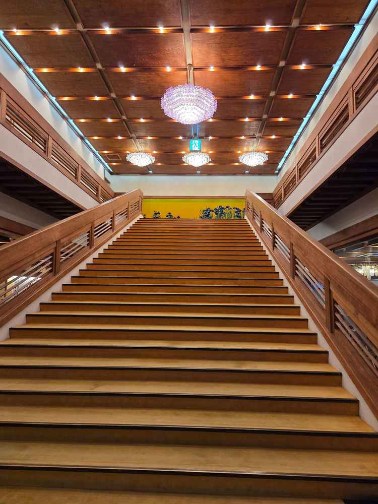 エントランスにある大階段。こちらで前撮りをすることもできますし天井の照明が豪華な仕様になっています。