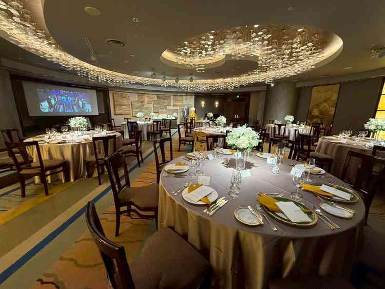 披露宴会場「瑠璃」の写真。円形の会場はとても珍しく、窓がないにもかかわらず、思っていた以上に開放感が