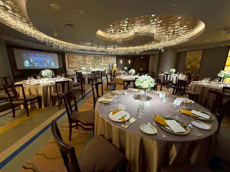 披露宴会場「瑠璃」の写真。円形の会場はとても珍しく、窓がないにもかかわらず、思っていた以上に開放感が