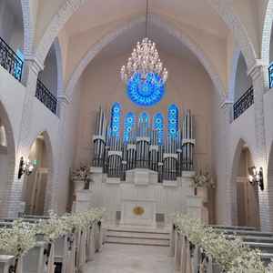 チャペルが白くて綺麗。下に青いバージンロードをひくこともできるよう。