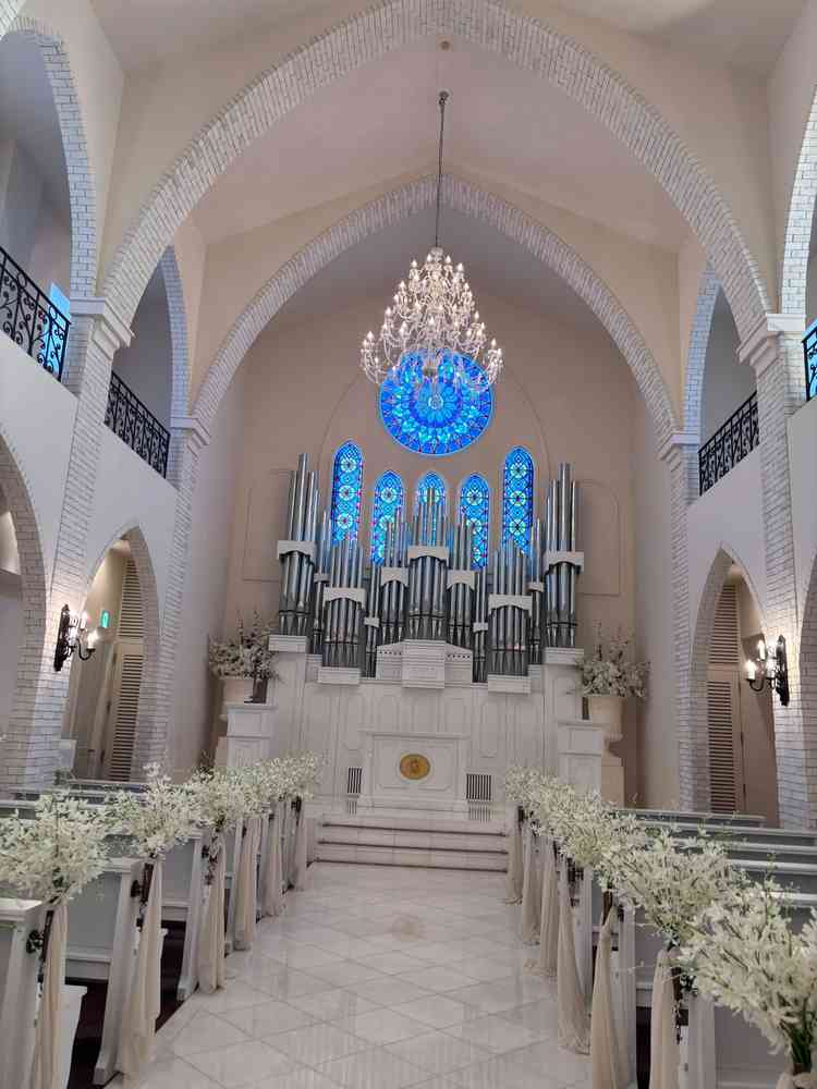 チャペルが白くて綺麗。下に青いバージンロードをひくこともできるよう。