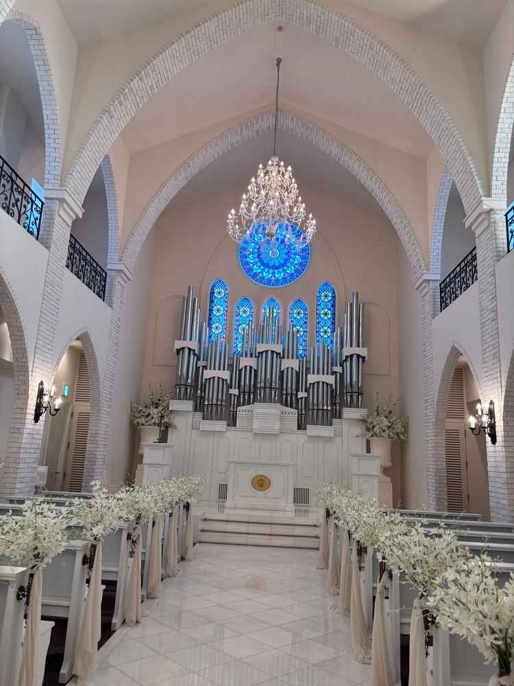 チャペルが白くて綺麗。下に青いバージンロードをひくこともできるよう。