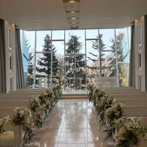 挙式会場。大きな窓があり、カーテンが開いた時のきれいさに思わず「わー！」と声があふれました。