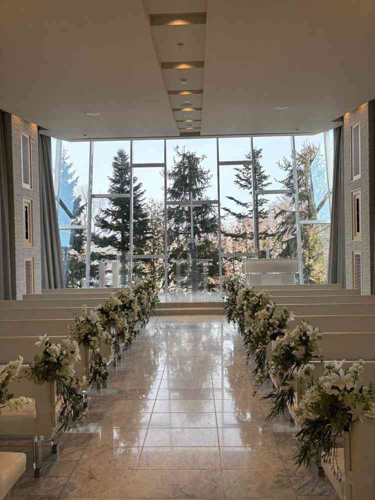 挙式会場。大きな窓があり、カーテンが開いた時のきれいさに思わず「わー！」と声があふれました。